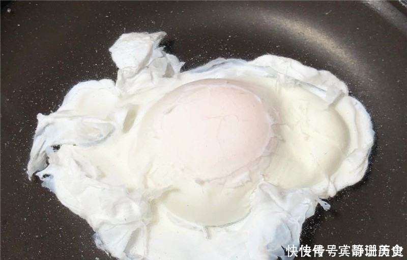 柠檬片|水煮荷包蛋，下锅就散还有白沫？大厨教您1招，完整无缺不散花