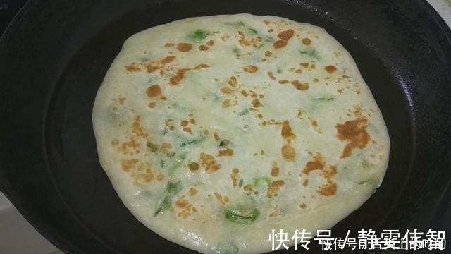葱花饼这样做太香了,多加1种食材,外酥里软,凉了也不硬,解馋