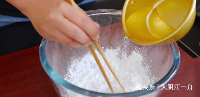 做凉粉时,只用淀粉和水就能做,详细步骤教给你,Q弹爽滑不断裂