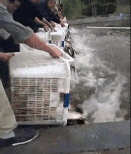 |搞笑GIF:走路玩手机后果很严重 原谅我不厚道的笑了