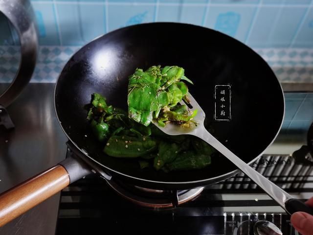 下饭|2菜1汤的午餐成本不超10元钱，干煸辣椒皮薄细嫩，干香入味下饭