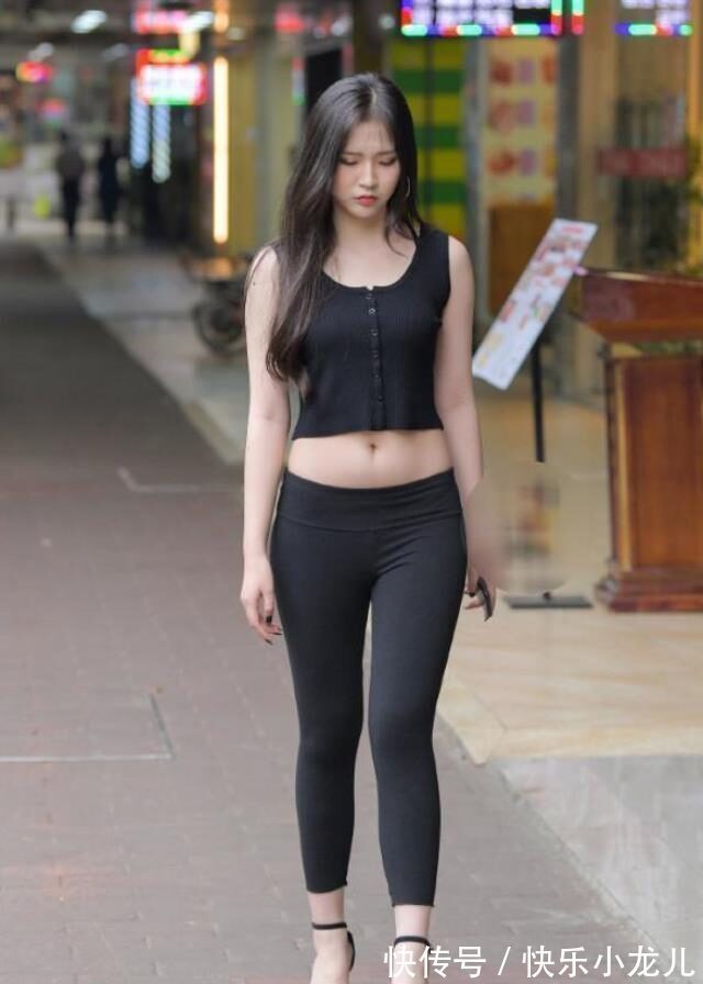 装扮 打底裤的装扮尽显自然的洒脱,显得古韵别致