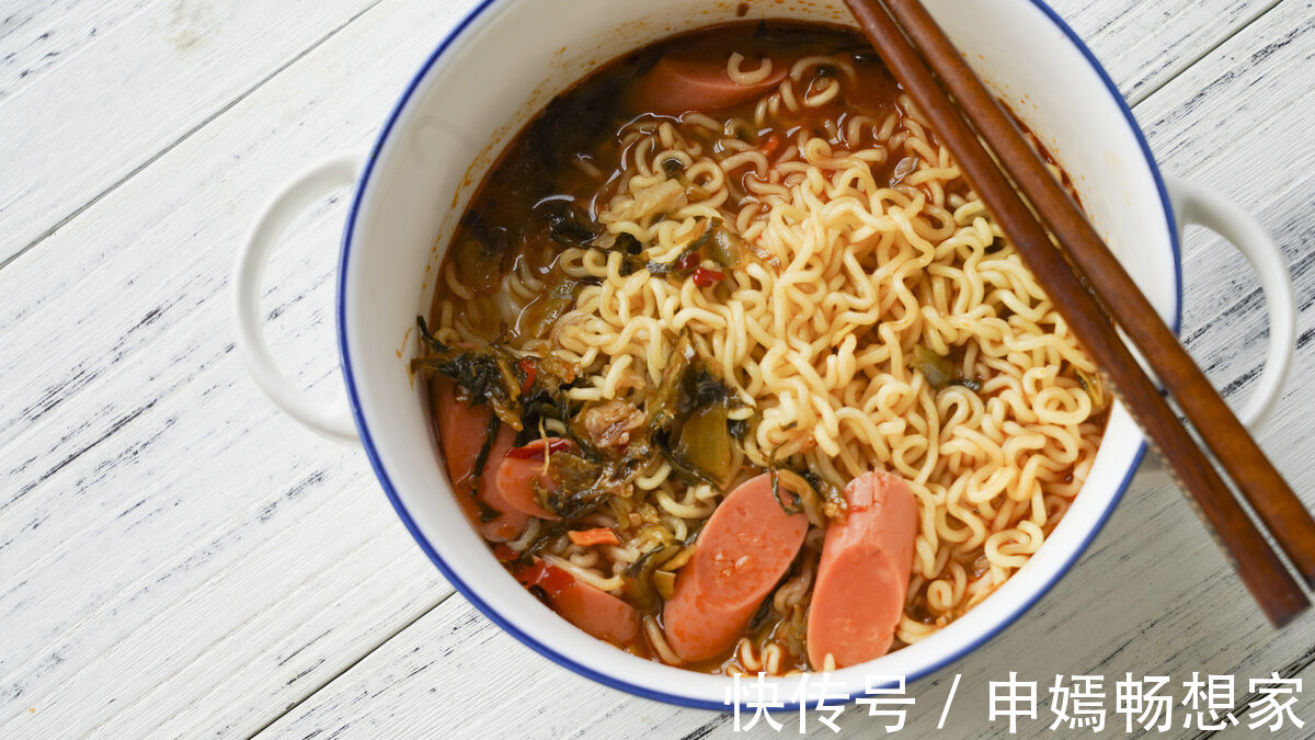 方便面|煮方便面时,直接放面饼,难怪又油又难吃,顺序搞对美味升级
