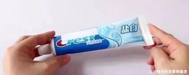 把牙膏挤一点抹在脚趾上,看完你会感谢我的,不知道的人太多了