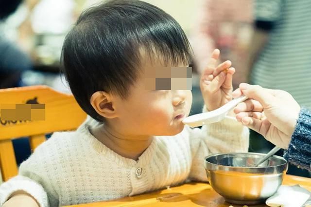 孩子|孩子多大能吃大人饭？世界卫生组织：过了这个年龄，可以开始考虑