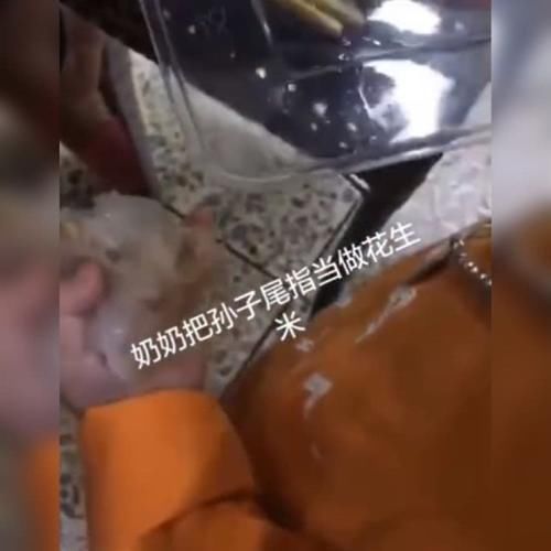 然然|奶奶误将孙子的手指当成花生米去夹，奶奶这花生米怎么又嫩又滑