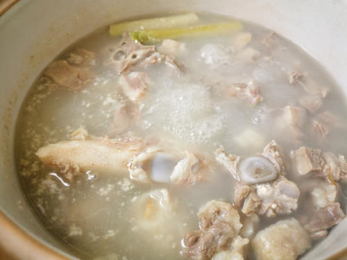 鲜美|煮羊肉汤,最忌讳放这调料,否则一锅肉都白煮了,汤不鲜美特难吃