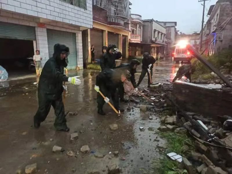 紧急救援|四川泸县6.0级地震，武警官兵紧急救援！