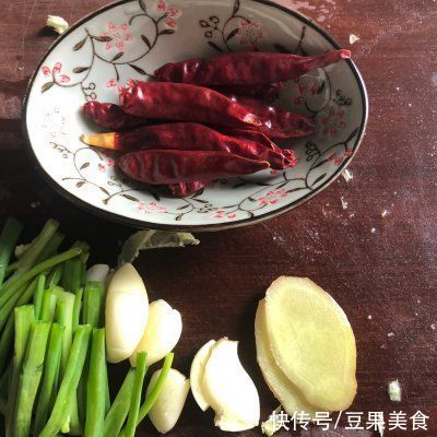 5分钟就能做好的干锅肥肠,简单又好吃