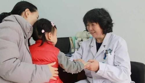 气冲|3岁女娃打针后越想越委屈,气冲冲找医生“算账”,网友:太萌了