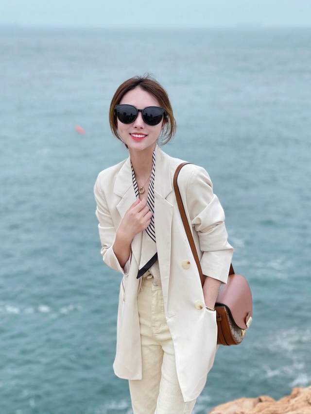 下半身|气质不分年龄,蕾丝小开衫+卡其色短裤,性感又有女人味