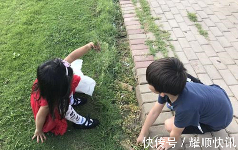 宝宝|宝宝“吃醋”表情萌翻网友,看到妈妈只抱了姐姐,弟弟心里很委屈