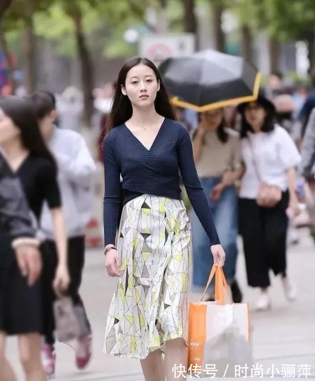 针织半身裙 V领针织半身裙,气质动人,清新自然