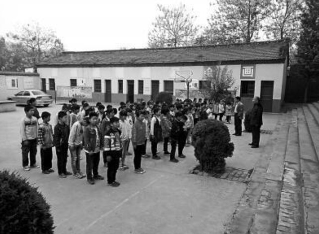 劝学@当年那位“大眼睛女孩”,因一张照片改写人生命运,如今怎么样了