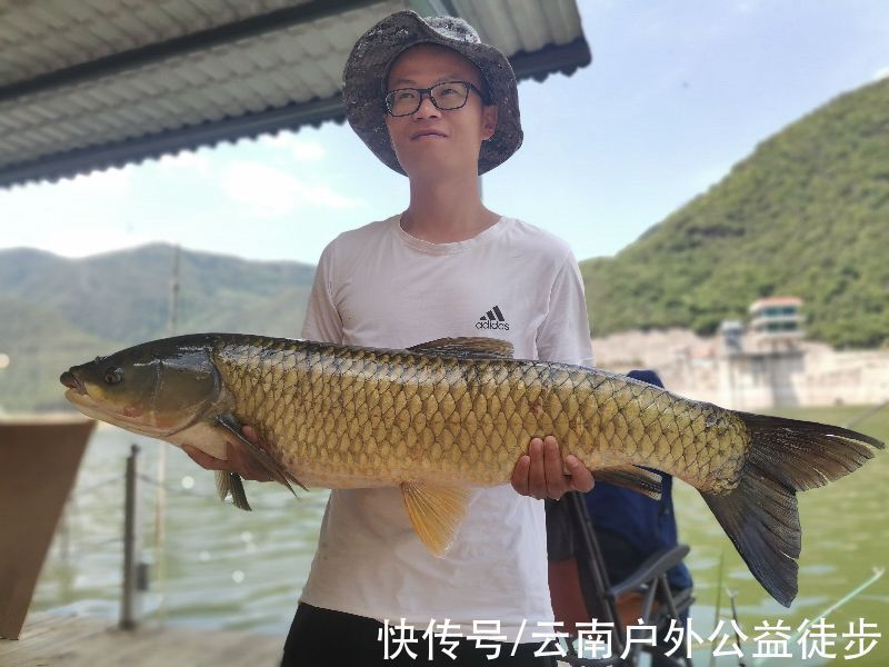 柴石滩水库体验新钓棚,三人钓一窝,钓获20斤米级草鱼,太过瘾了