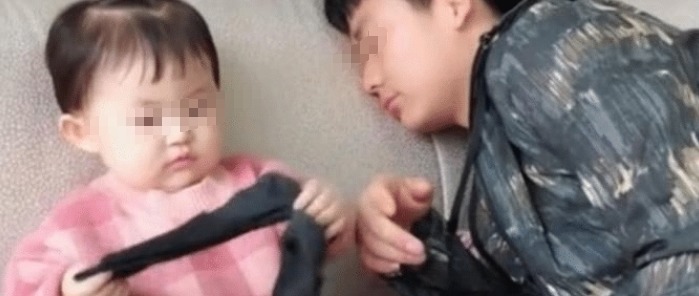 宝宝|爸爸闻袜子假装晕倒,宝宝也拿过来闻,神反应让人笑喷啦
