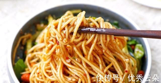 自制酸辣面比汤面香多了，酸辣开胃吃到撑，面条控赶紧来学学！