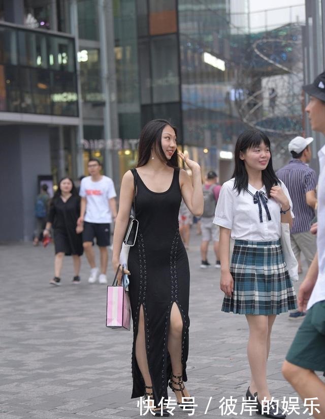 简单的裙子也想有特点,那你就要会混搭,好身材也需要有气质