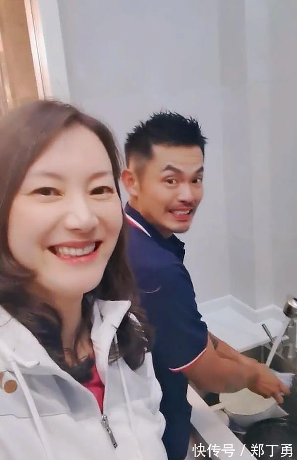 小羽|林丹做饭洗碗化身居家男人,妻子开心搂抱!家住千万豪宅内景曝光
