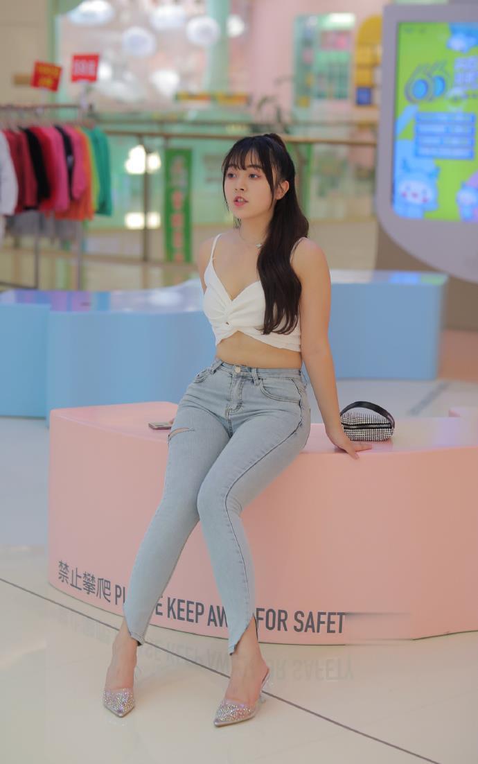 高跟鞋|美女搭配上一双裸色尖头高跟鞋,让她的气质看上去十分的美丽动人