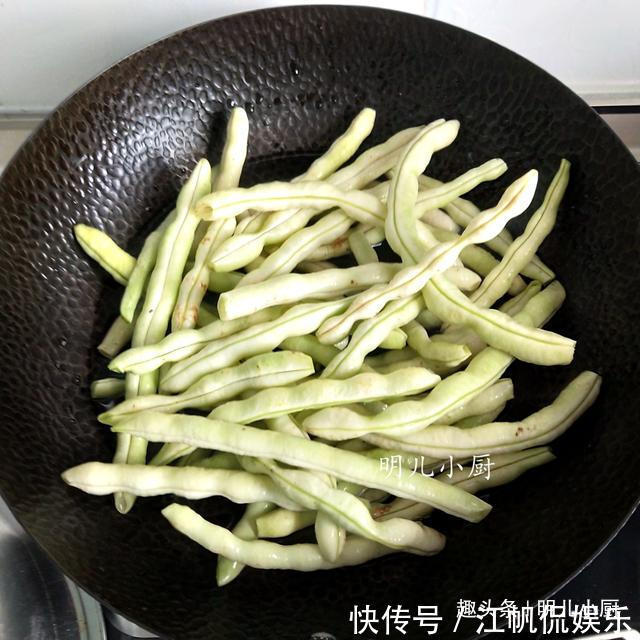 包饺子|包饺子这两种蔬菜一起放，皮薄馅鲜，一口下去满口香，太好吃了
