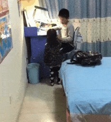 |搞笑GIF：妹妹犯错，被妈妈教训了之后去找哥哥求安慰