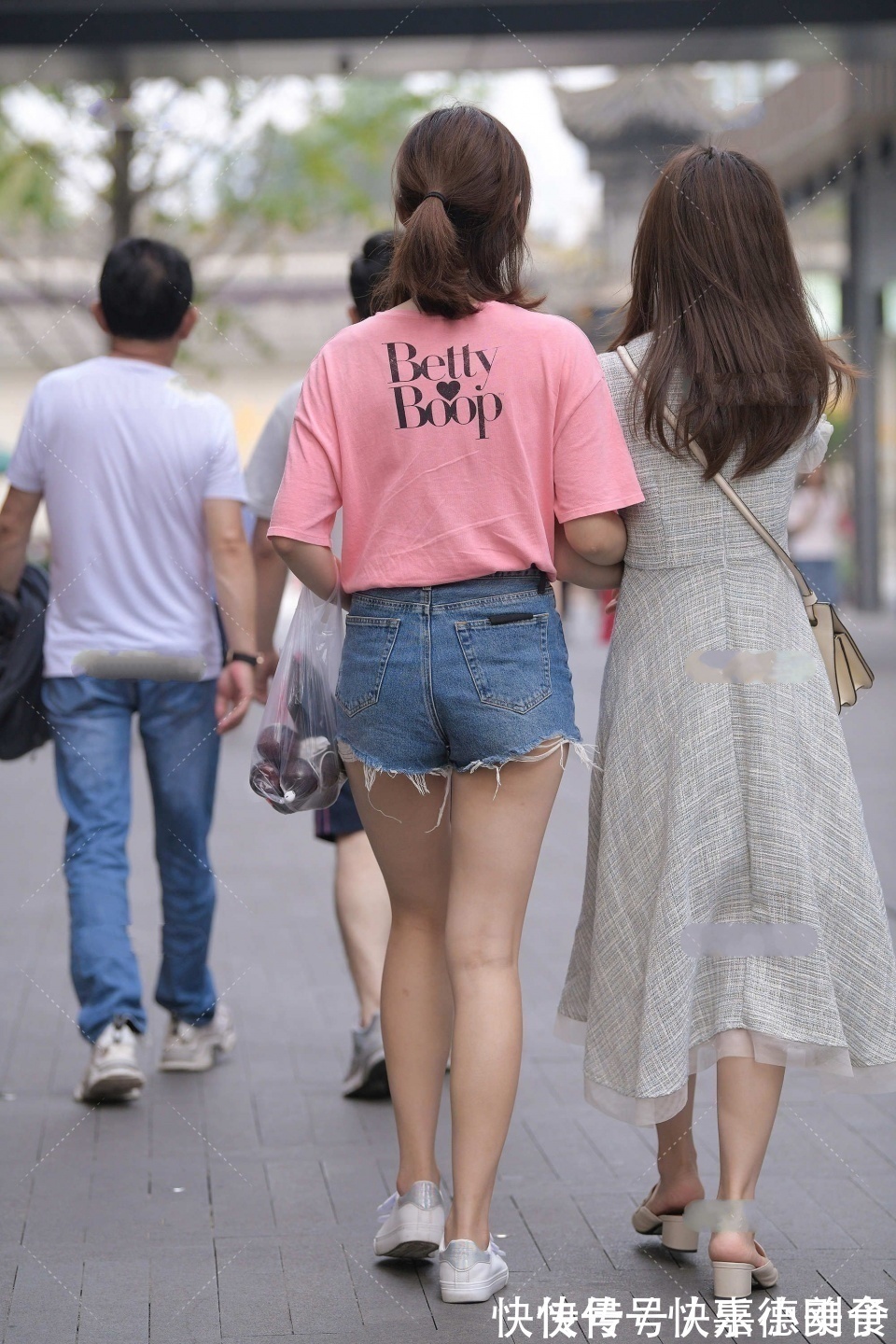 减龄|粉色的T恤搭配蓝色的牛仔短裤,简单大方,清新减龄