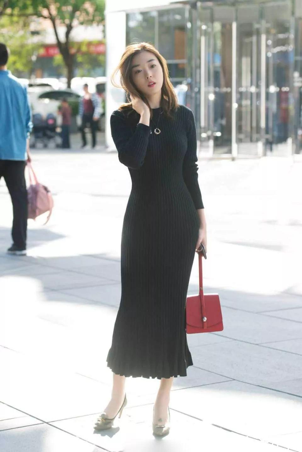 姿态|美女街拍：非常有料的自信美女，蓬乱的头发，优雅的姿态，青春又活泼的感觉