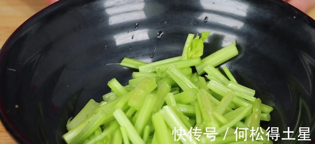 自从学会芹菜这样做，老婆三天两头点名要吃，太下饭了，超简单！