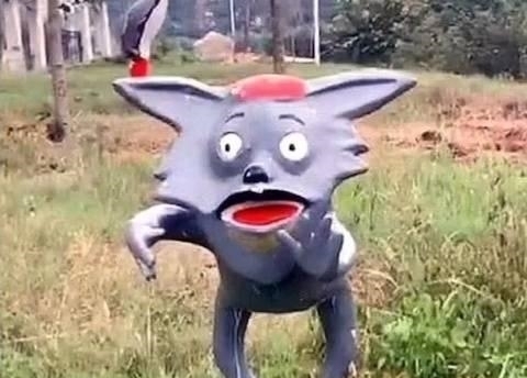 哆啦动漫雕像“毁童年”,躲过了阴间皮卡丘,看到哆啦A梦,太辣眼!