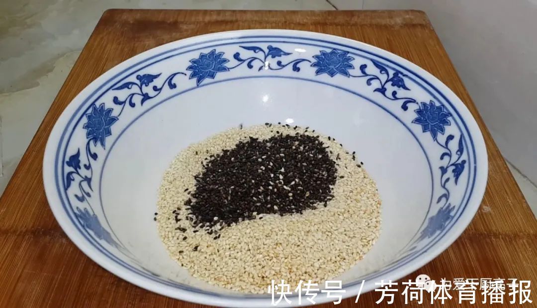 黑芝麻|芝麻饼干新做法，锅里一烙，松软香甜不加油，没烤箱也能一次成功
