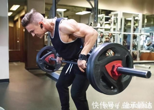 米高|2米高的他比巨石强森大一圈,瘦竹竿变肌肉巨兽,娇妻只有1米6