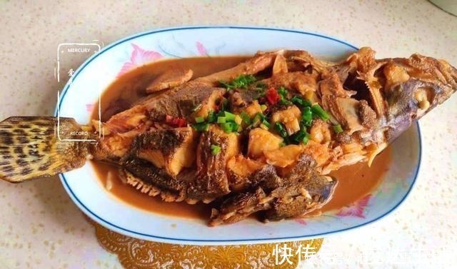 它是“四大淡水名鱼”之一，肉嫩刺少，可与刀鱼媲美，孩子要多吃