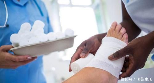 私人空间|16岁男孩洗澡,妈妈执意要看,儿子怒踹玻璃割断脚筋