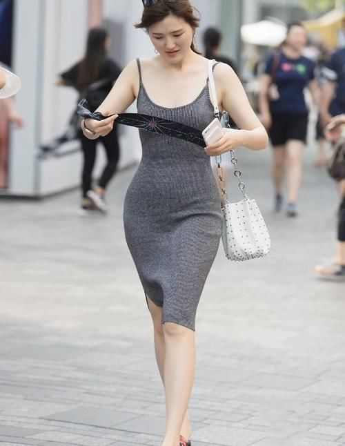 吊带裙|针织长裙“收腹细腰”的好帮手，穿着迷人自信，气场十足！