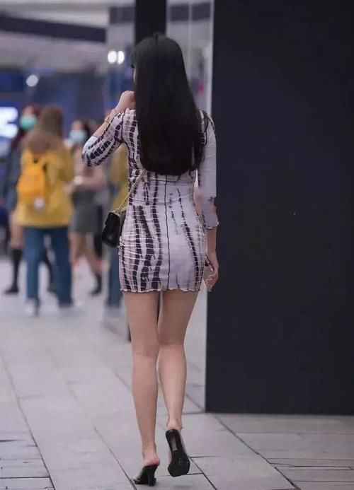 穿搭|女孩个性包臀裙演绎的粉墨山水，设计感满满，时尚显气质！