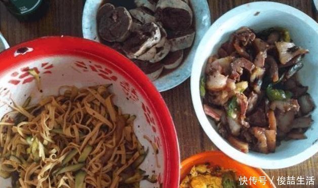 头一次去北方同事家吃饭,他亲自做了一桌子菜,我没有动筷子