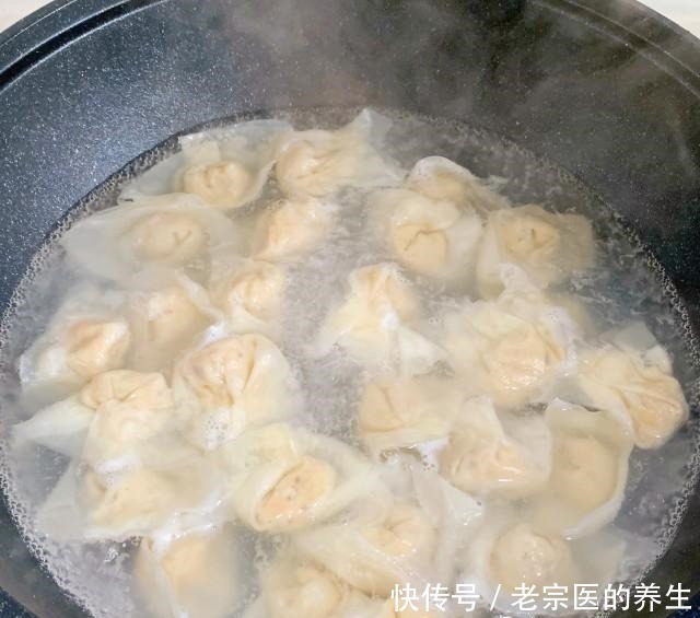 香菇鸡肉馄饨,薄皮大馅,汤鲜肉嫩!