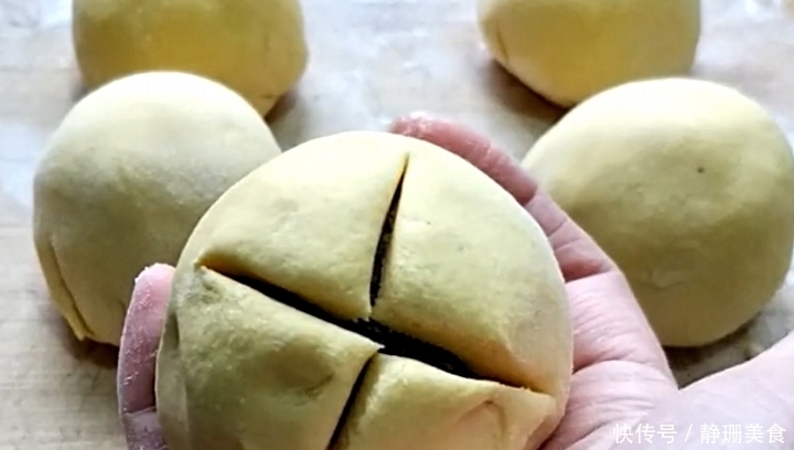 玉米面别烙小饼了,教你玉米面豆沙糕做法,口感暄软,好吃有嚼劲