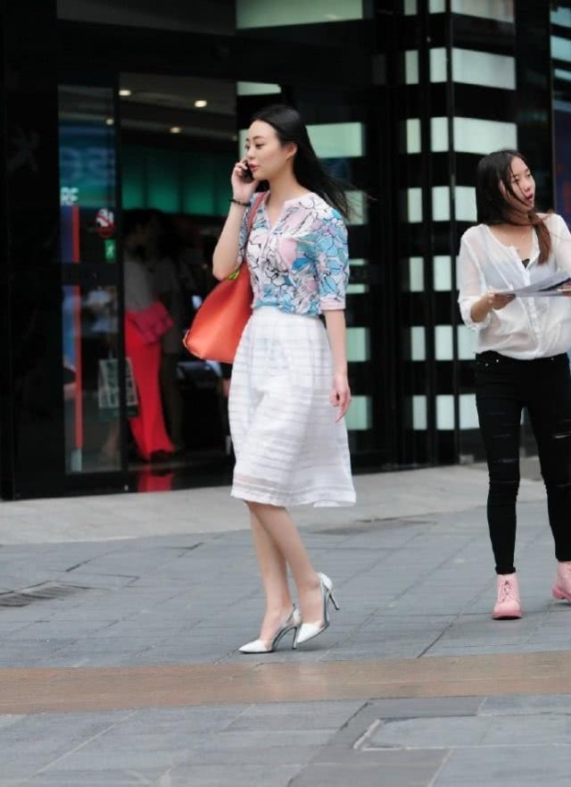 白色|街拍:气质温婉的时尚辣妈,简洁的黄色连衣裙很显优雅风姿