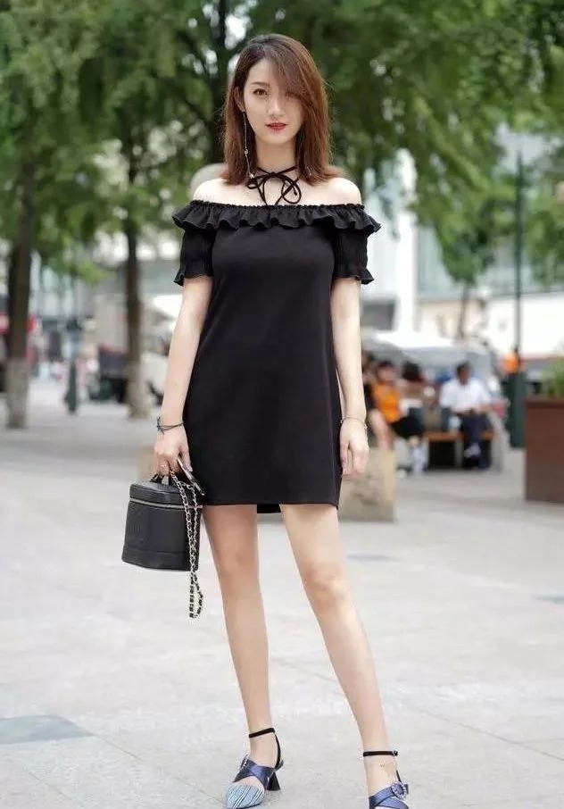 街拍:小姐姐短裙配丝袜,外搭一双高跟鞋,完美变身时尚女神