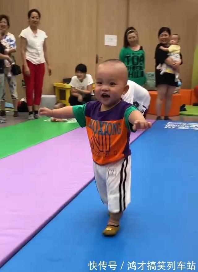 犯规|宝宝参加爬行比赛,半路却学会“走路”,其他宝宝一脸懵:他犯规