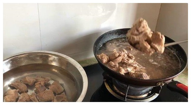 一语道破|为何排骨焯水后又腥又柴老厨师一语道破,方法没错,是水错了