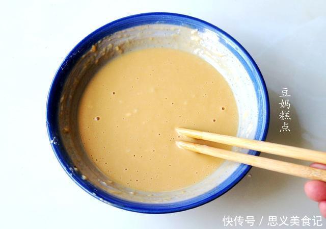 睡前拌好面糊，早上起来花3分钟一煎，这早餐饼又软又香