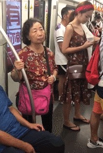 |搞笑GIF趣图:撞衫不可怕,一定要淡定,妹子稳住