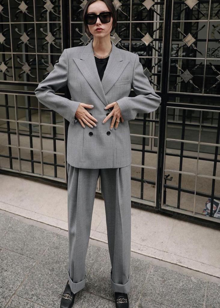  纸袋裤|别老穿阔腿裤了，今年秋冬这4条裤子最流行！