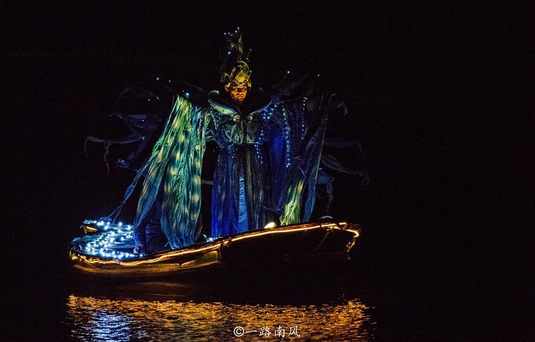 后半程|江西龙虎山出现创新演出,游客要边走边看,后半程还要坐船追着跑