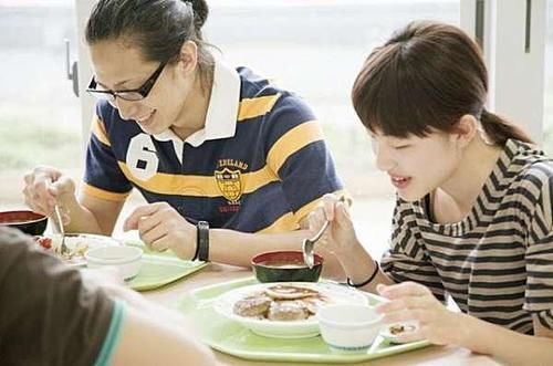 小事|女人不想体重过百，日常坚持四件小事，清宿便排肠毒，体重自然降