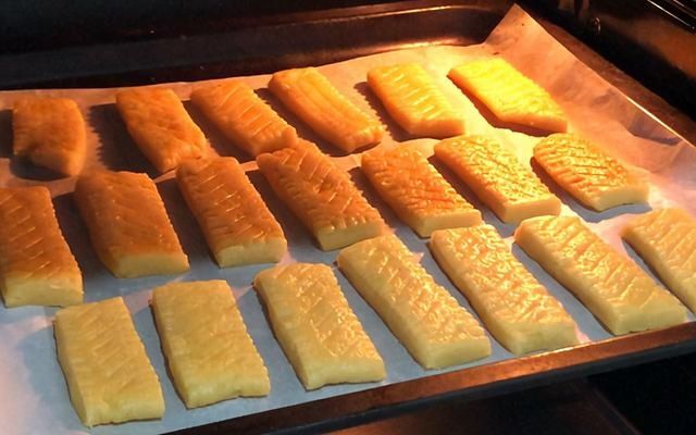  香酥|1碗面粉加2个鸡蛋，教你做香酥小饼干，酥香脆爽，比面包还好吃