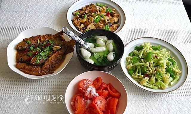 苏北一家四口的午餐火了，4菜1汤，营养又美味，网友被馋到流口水